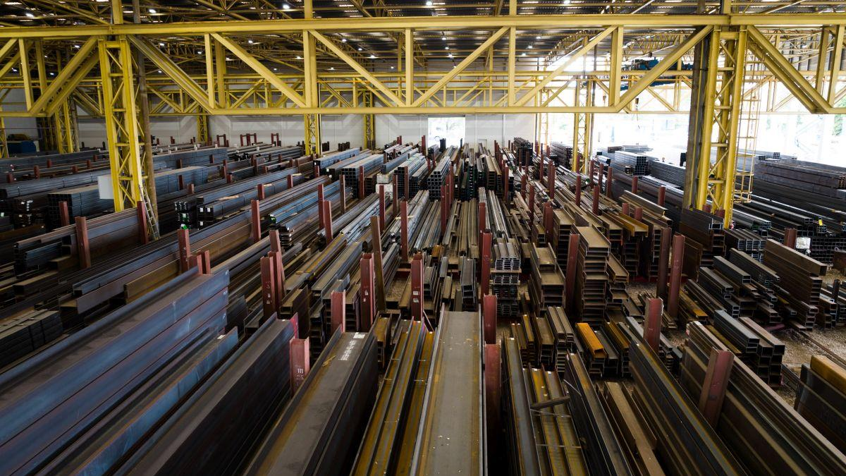 Steel members stored in the KÉSZ Group fabrication warehouse